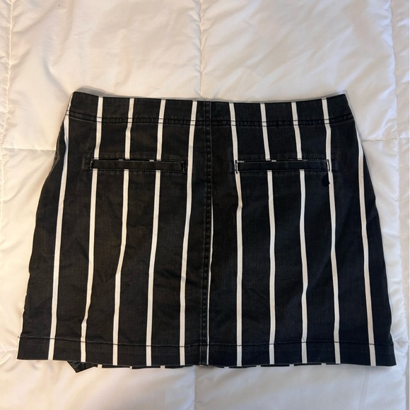 Volcom Black and White Mini Skirt, Size Small (4/6) - Picture 2 of 3